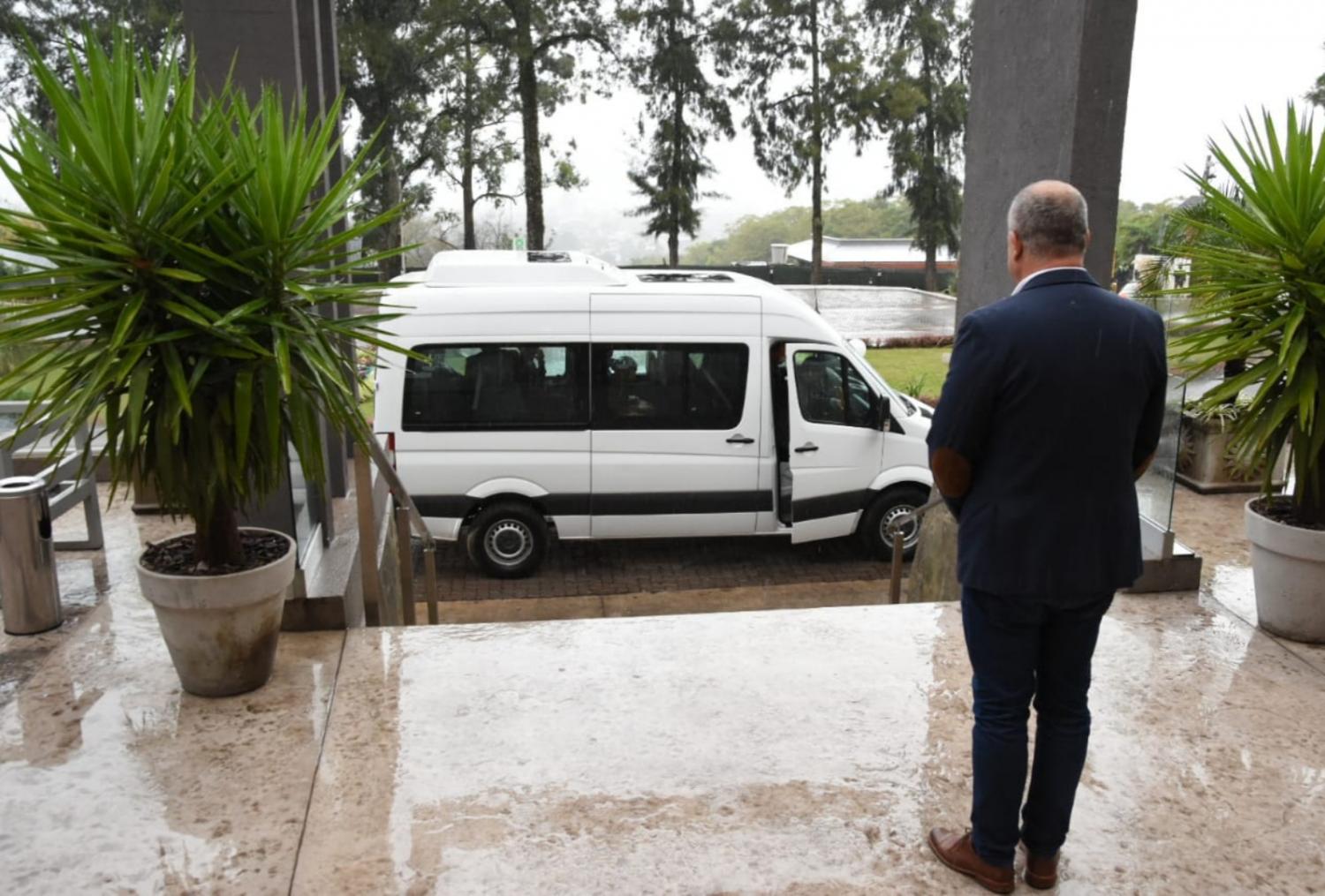 La combi lleva al presidente, Alberto Fernández, desde Tafí Viejo hasta el aeropuerto.
