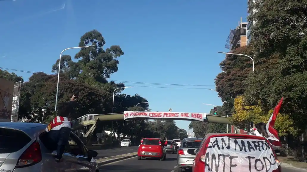 Bocinazos, bengalas y banderas: hinchas de San Martín se movilizaron en reclamo a la AFA