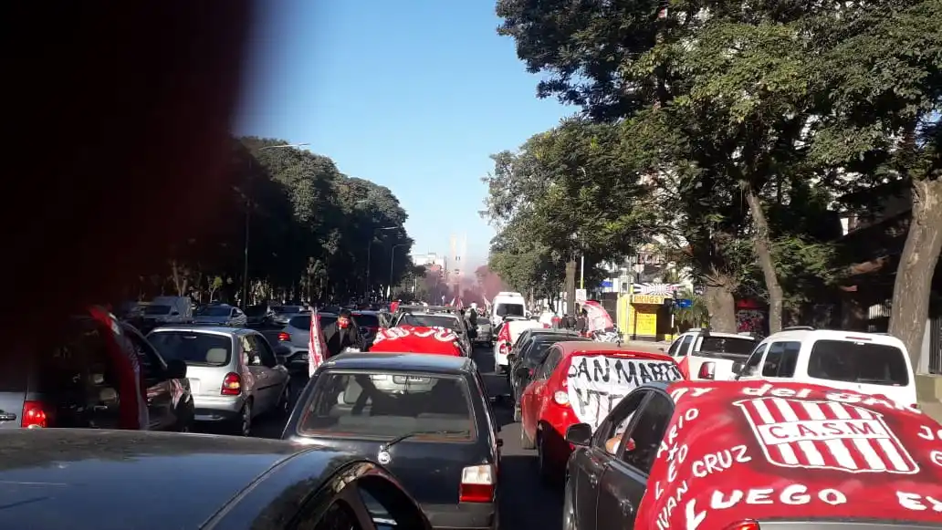 Bocinazos, bengalas y banderas: hinchas de San Martín se movilizaron en reclamo a la AFA