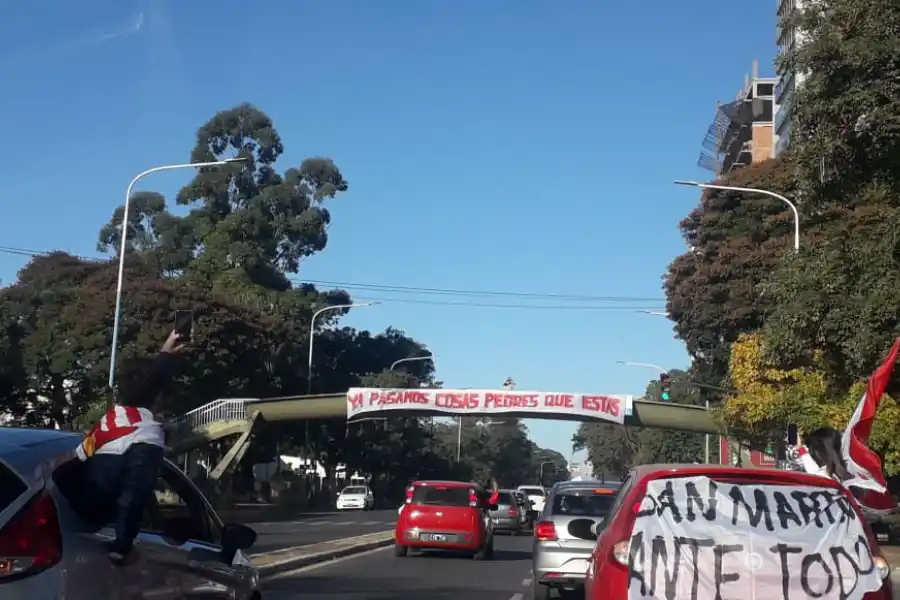 Bocinazos, bengalas y banderas: hinchas de San Martín se movilizaron en reclamo a la AFA