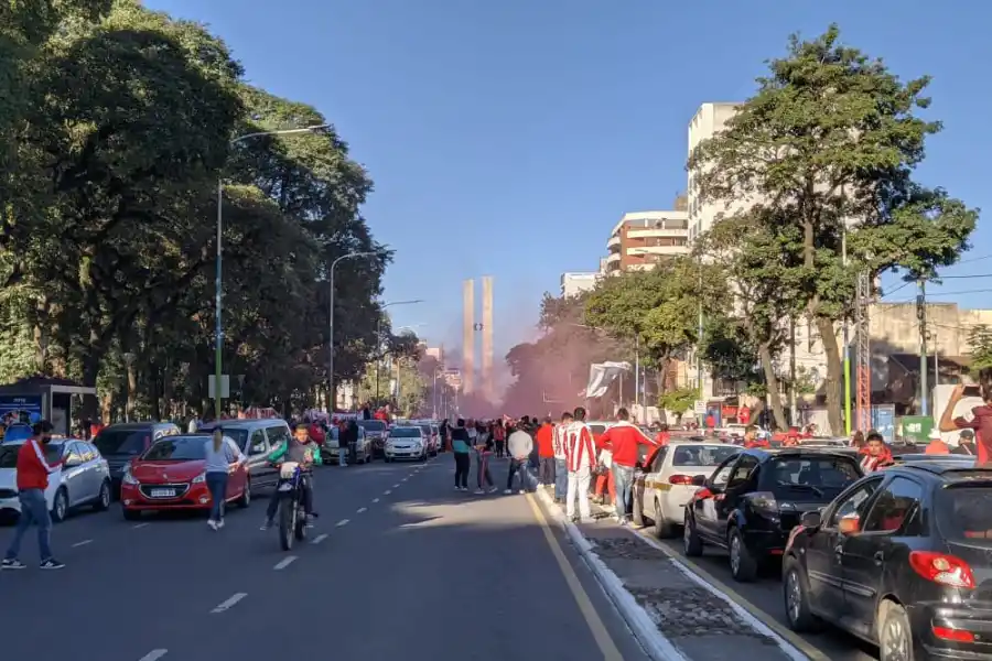 Bocinazos, bengalas y banderas: hinchas de San Martín se movilizaron en reclamo a la AFA