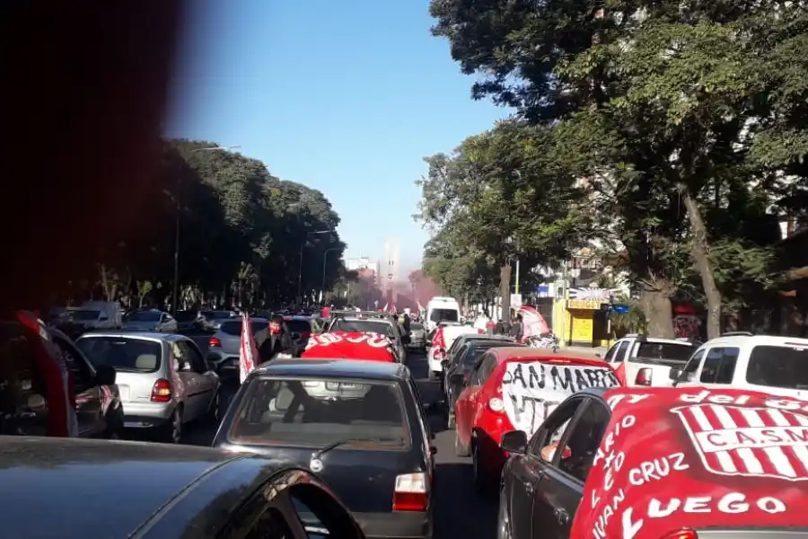 Bocinazos, bengalas y banderas: hinchas de San Martín se movilizaron en reclamo a la AFA