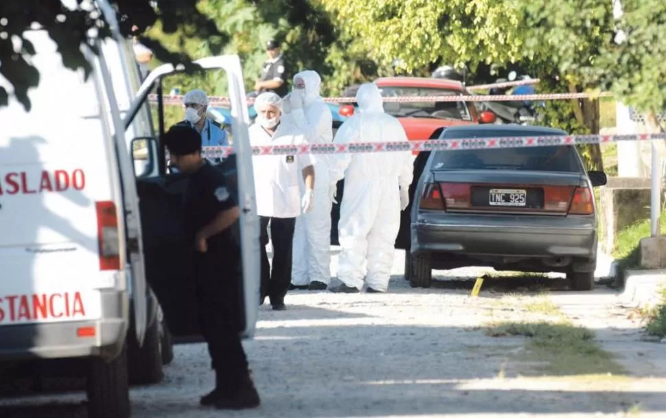 EN PLENA TAREA. Los peritos de la Policía analizaban el lugar donde encontró el cuerpo. 