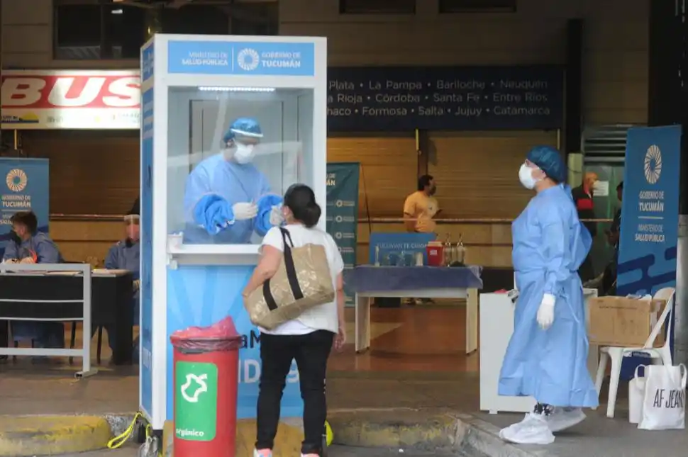 EN LA TERMINAL. Los viajeros están obligados a someterse al control. la gaceta / foto de Antonio Ferroni