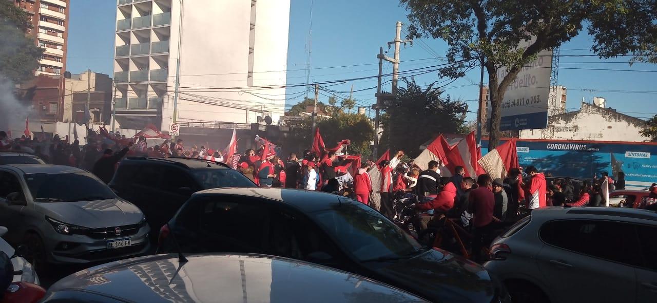 Bocinazos, bengalas y banderas: hinchas de San Martín se movilizaron en reclamo a la AFA