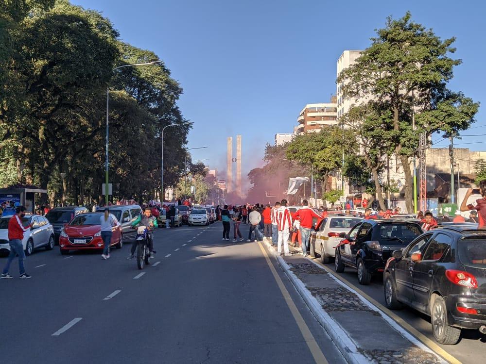 Bocinazos, bengalas y banderas: hinchas de San Martín se movilizaron en reclamo a la AFA