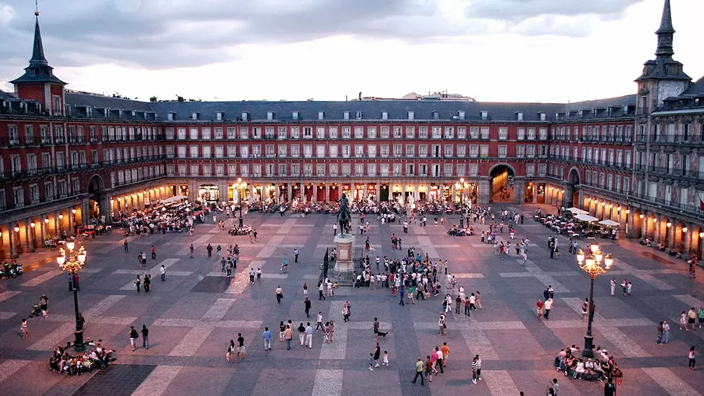ESCENA. La Plaza Mayor de Madrid, uno de los paseos más concurridos de la ciudad, de a poco recuperará su fisonomía habitual.