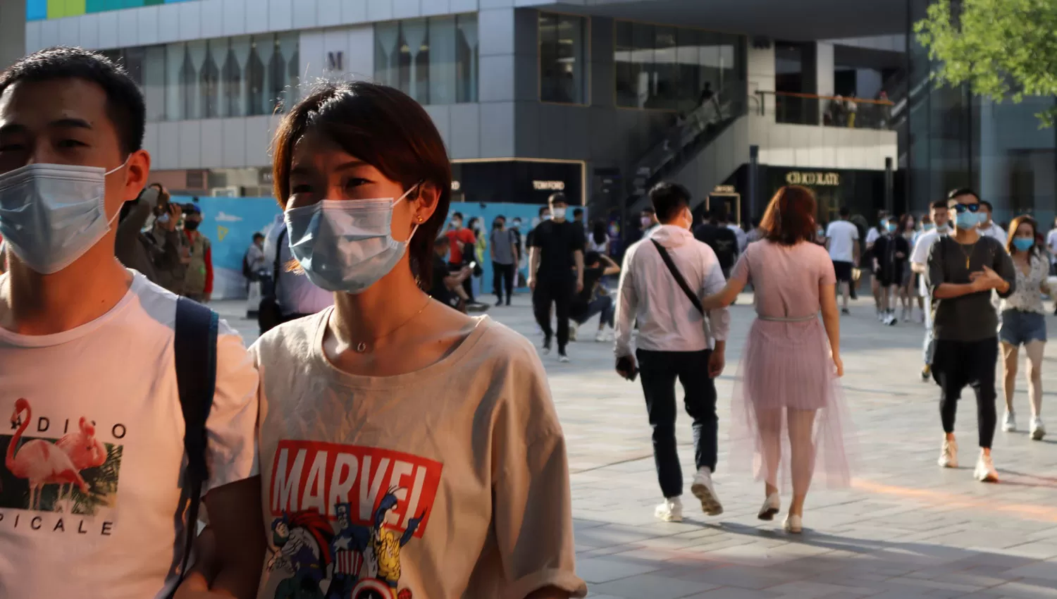 SIN CUARENTENA. En Beijing pasean con barbijos después del levantamiento de las restricciones.