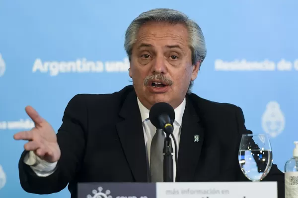 Alberto Fernández le prometió a una alumna que estudiaría el pedido de poder jurar la bandera