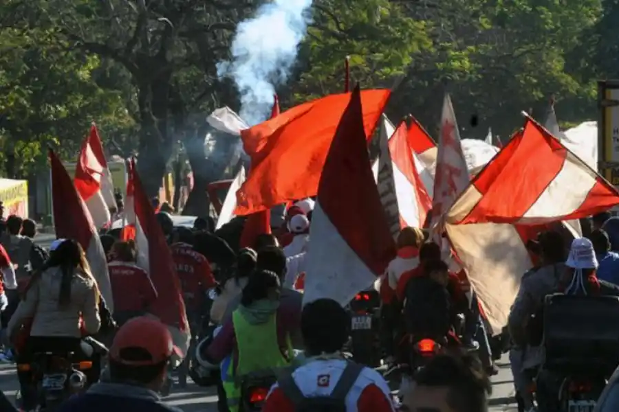 POSTURA. Los fanáticos se expresaron ante lo que consideran una injusticia. 