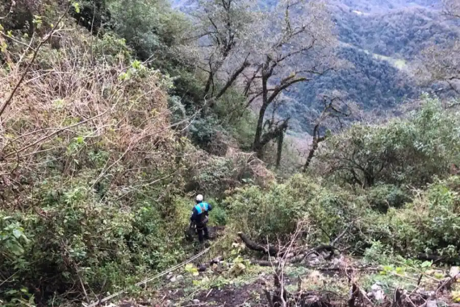 INFERNAL PARAÍSO. El cuerpo del trabajador Luis Espinoza fue arrojado en un despeñadero de estas características.