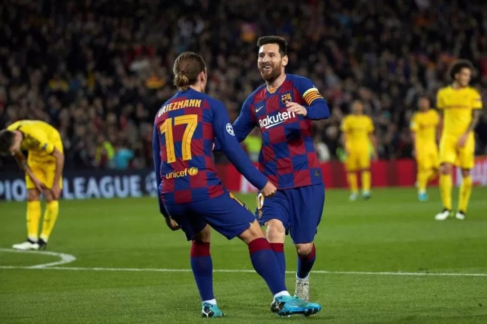 VA POR MÁS FESTEJOS. “Leo” Messi celebra con Griezmann, una escena que puede repetirse el próximo mes. 
