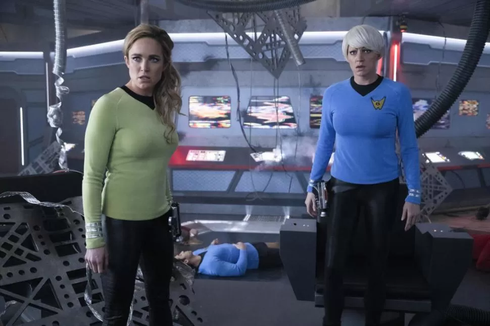 EL UNIFORME DE STAR      TREK LE QUEDA PINTADO. Pero no es el Capitán Kirk, sino Sara Lance (Caity Lotz). 