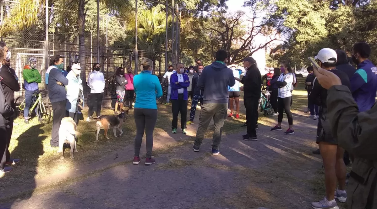 AL SOL. En la zona del Tucumán Lawn Tennis los vecinos se reunieron y se escucharon. 