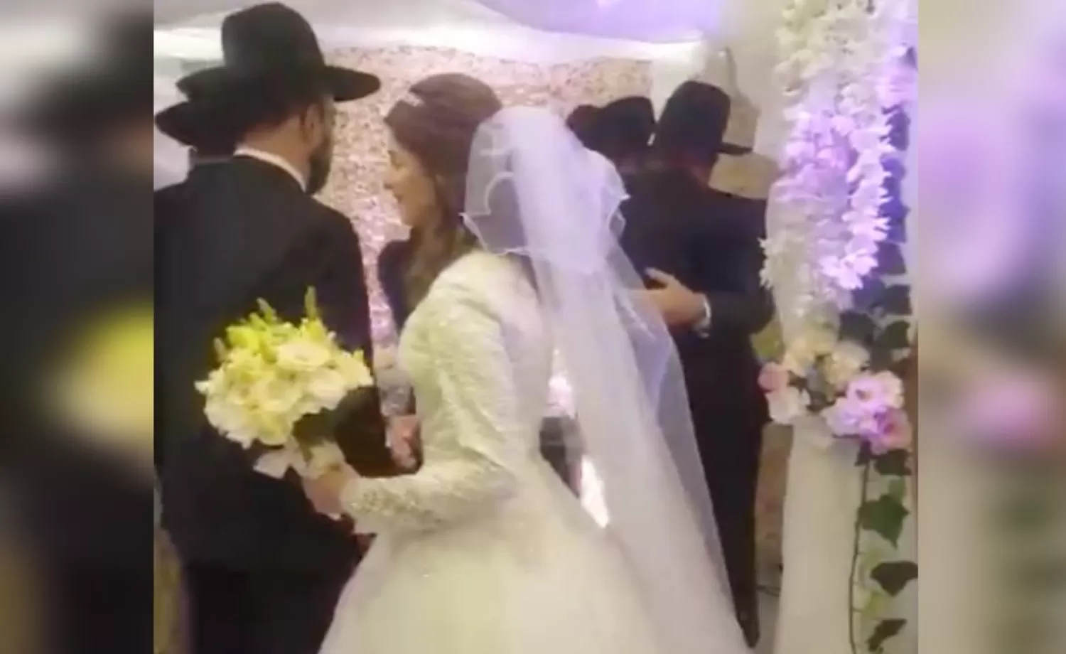 Los novios, sus padres y el rabino que los casó, todos detenidos por violar la cuarentena