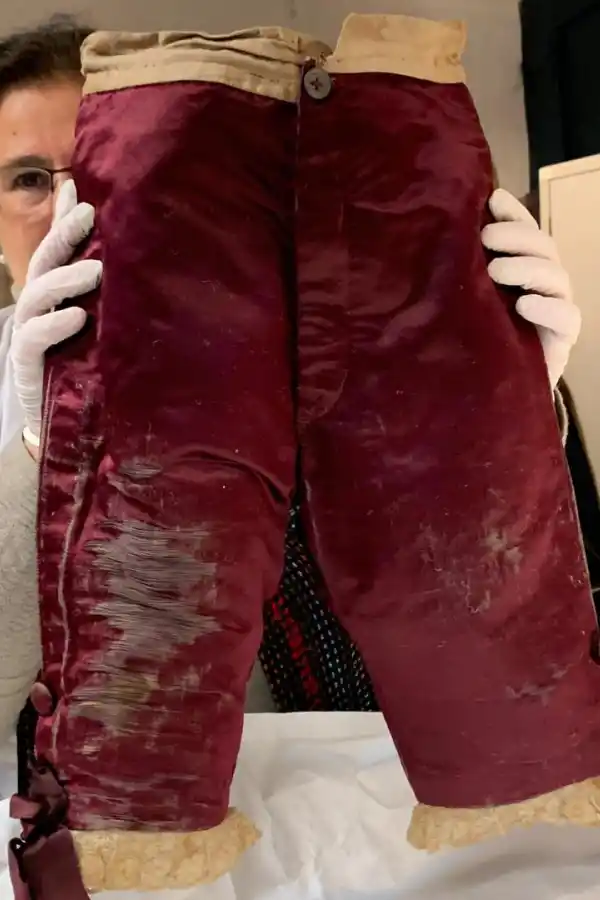 INFLUENCIA. La moda de los tiempos de la revolución debe mucho a las tendencias de España y Francia. 