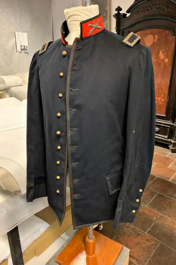 DETALLE DE STATUS. Los hombres de clases acomodadas vestían casacas y chupas.