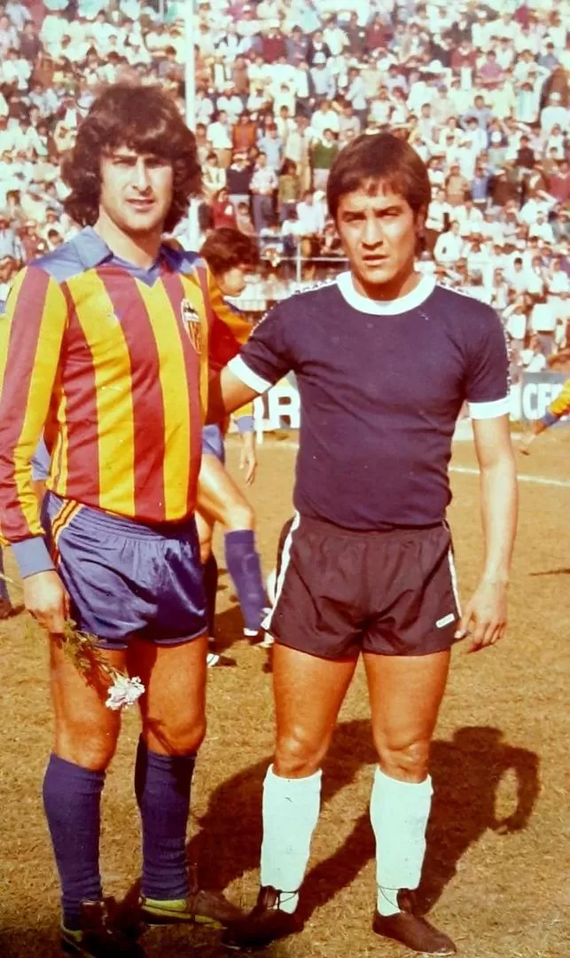  INOLVIDABLE. Luis “Cuqui” Barrientos enfrentó a Mario Alberto Kempes en un amistoso jugado durante su paso por Tucumán. Fue uno de los mejores regalos que le dio el fútbol. 