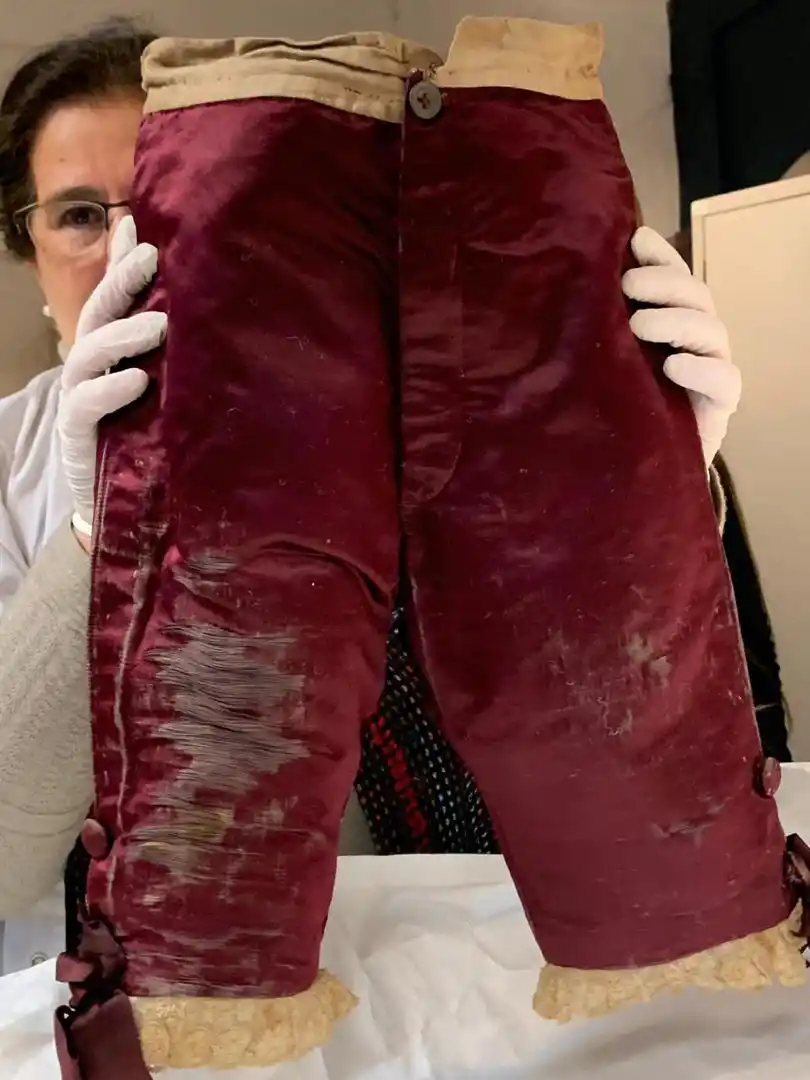 INFLUENCIA. La moda de los tiempos de la revolución debe mucho a las tendencias de España y Francia. 