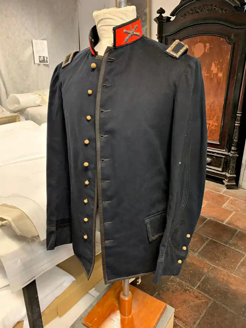 DETALLE DE STATUS. Los hombres de clases acomodadas vestían casacas y chupas.