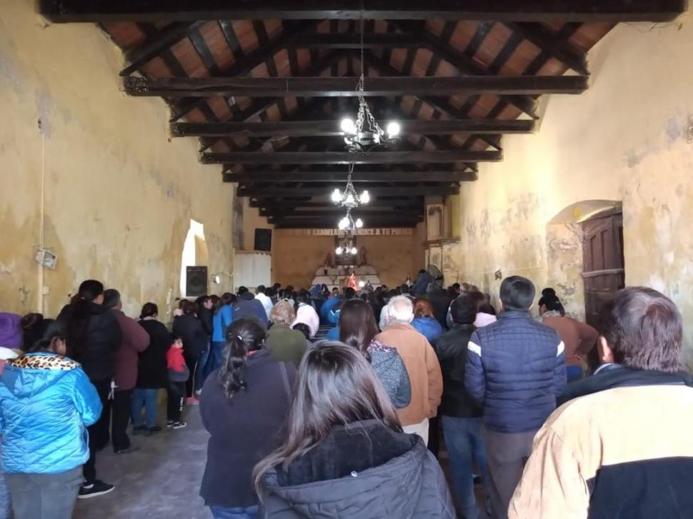 LUTO. Allegados despidieron a Espinoza en la capilla de Villa Chicligasta. 