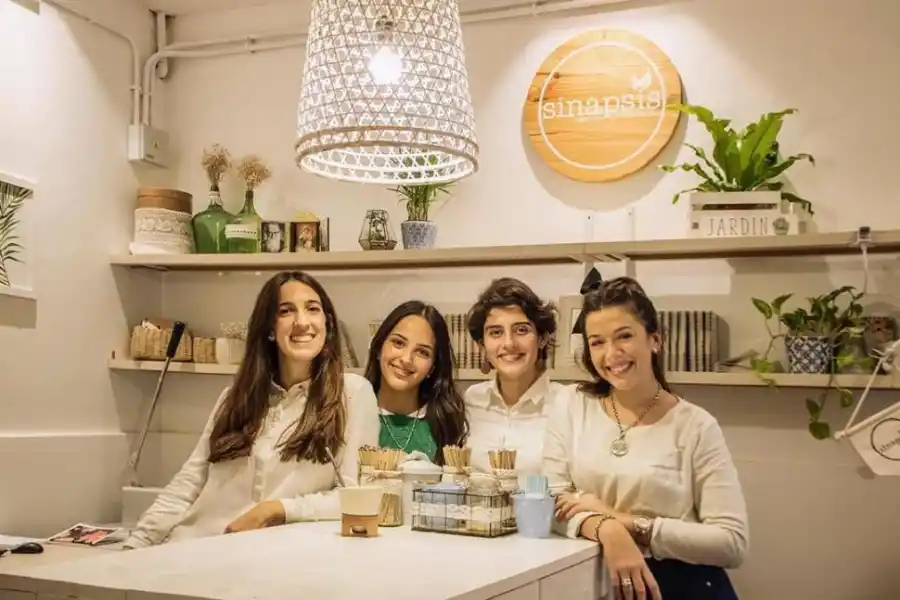 AGENDAS. Varela (primera por la izquierda), con parte de su equipo. 