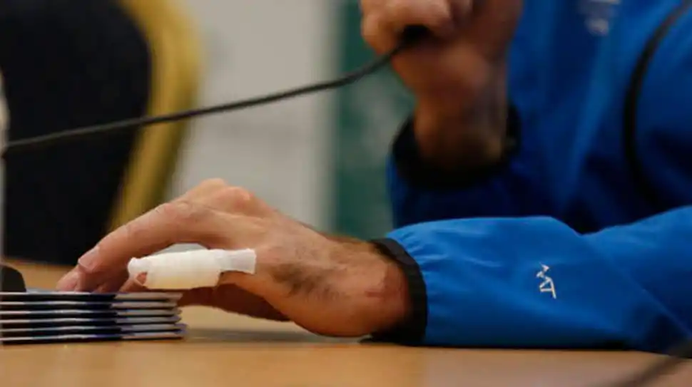 ATENCIÓN. El dedo meñique de “Delpo” se llevó el protagonismo en la conferencia.