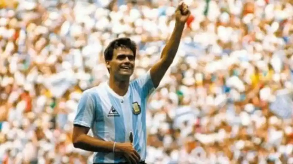  CAMPEÓN. “Tata” Brown festeja el título todavía con los dedos metidos en la camiseta.