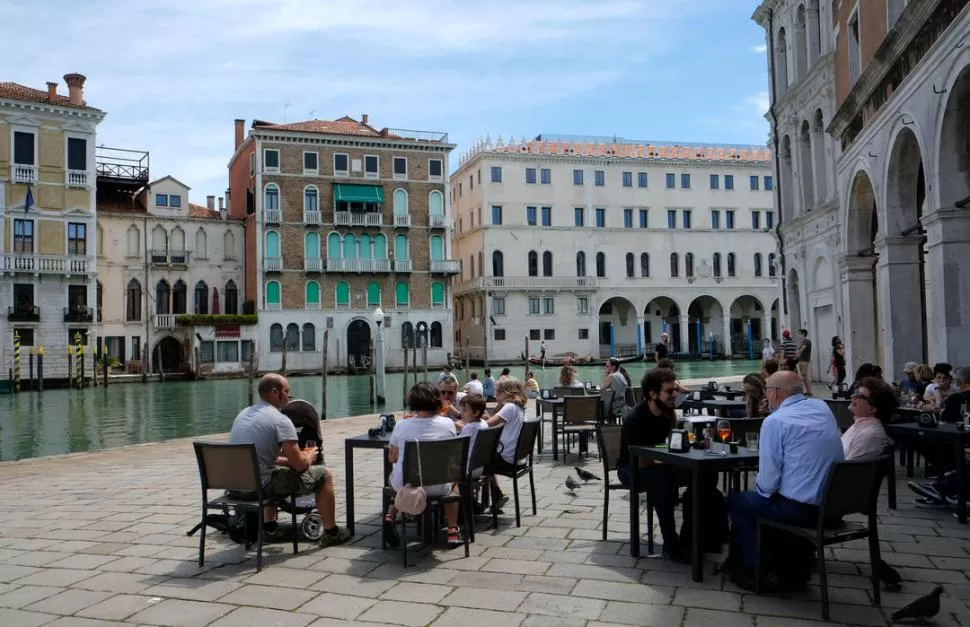 VENECIA. Los turistas vuelven a almorzar junto al Gran Canal. 