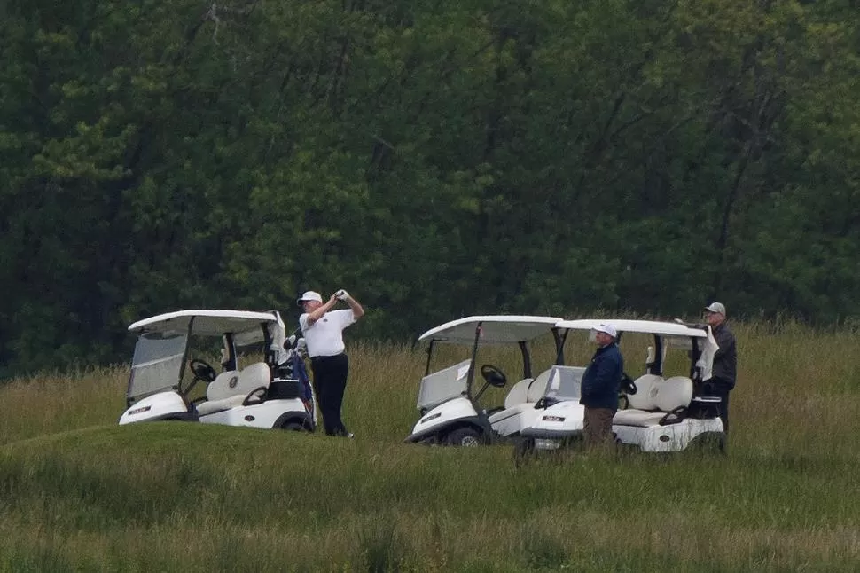 FERIADO. Trump aprovechó el fin de semana largo para jugar al golf.  
