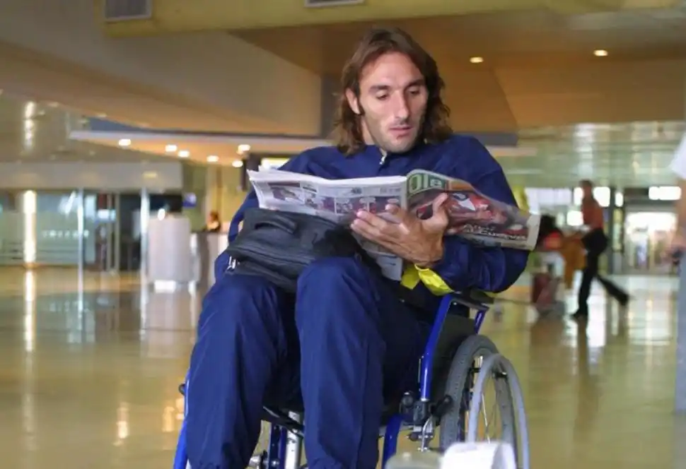 RELAJADO. En sillas de ruedas, Schiavi espera ya operado de apéndice.