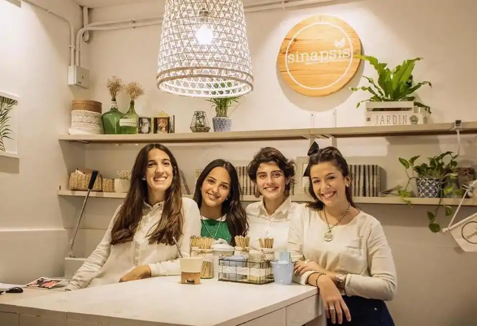 AGENDAS. Varela (primera por la izquierda), con parte de su equipo. 