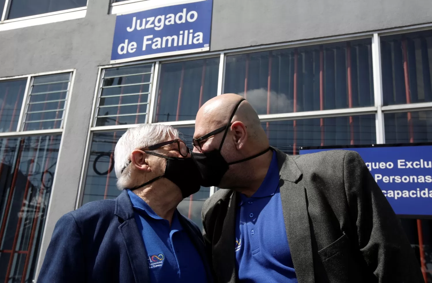 DIERON EL SÍ. Marcos Castillo y Rodrigo Campos se besan a la salida del Juzgado.