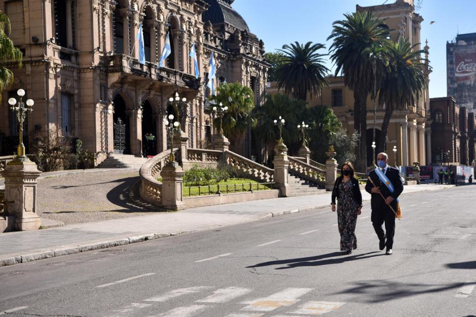 SOLO DOS. Mattar y Manzur caminaron desde Casa de Gobierno a la Catedral distanciados de los custodios. la gaceta / foto de Inés Quinteros Orio