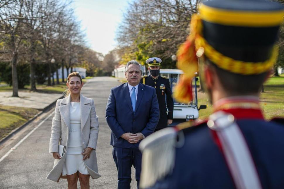  EN LA QUINTA DE OLIVOS. El presidente Alberto Fernández junto a su señora en el izamiento de la bandera. PRESIDENCIA