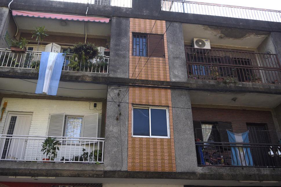 REMARCANDO QUE SE TRATA DEL DÍA DE LA PATRIA. Vecinos de los edificios céntricos adornaron con banderas sus balcones.   