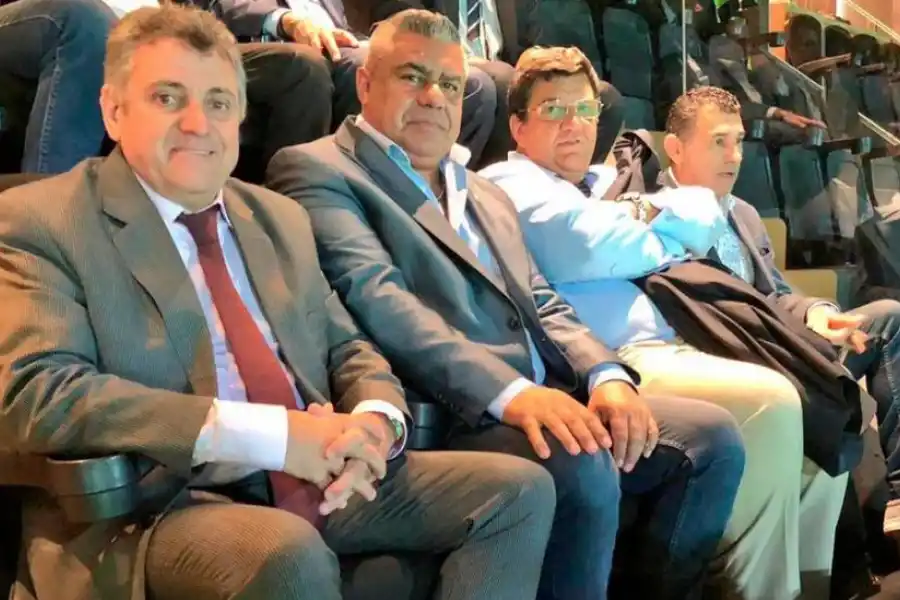 EN 2018. Tapia y Leito, en el Peñarol 3-Atlético 1, con Wilmar Valdez y Jorge Barrera, presidentes de la AUF y el “Carbonero”. 