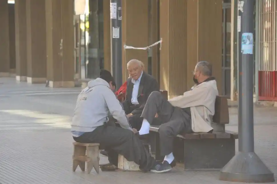 SACANDOLE BRILLO AL CALZADO Y A LA CHARLA. Una conversación en la fresca mañana, junto al mercado.  