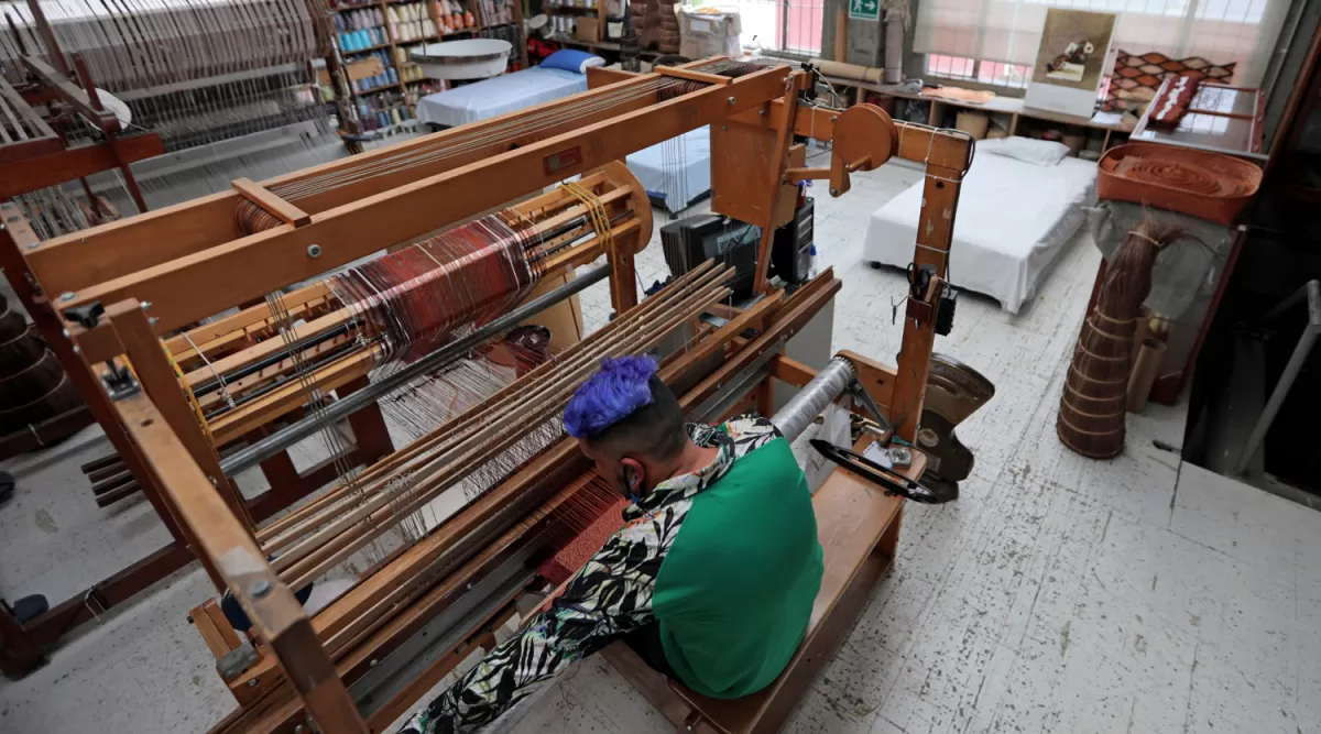 PRECARIZADO. Una textil colombiana puso camas junto a los telares, para que los empleados vivan en el taller.   