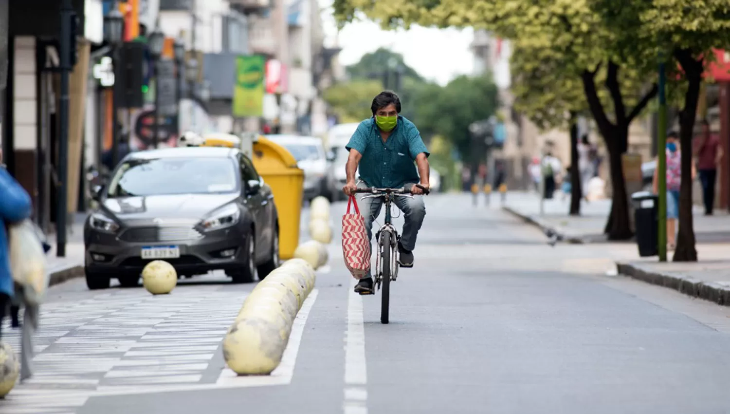 A PEDALEAR. Debido al distanciamiento social, las bicicletas se imponen en decenas de metrópolis y, de a poco, en nuestra ciudad.