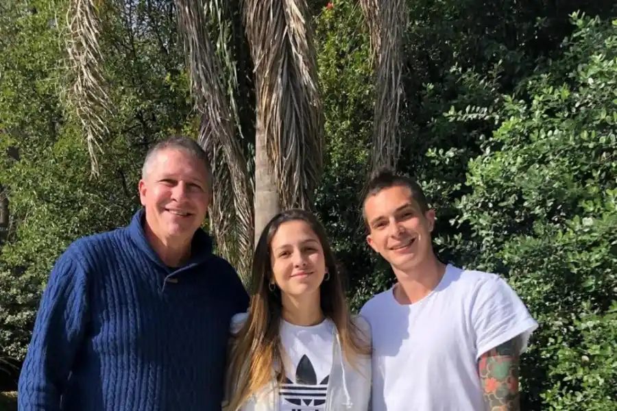 LOS CZORNOMAZ, HOY. El “Pirata” junto con su hijos Julieta (que tenía un año durante su paso por Atlético) y Nicolás.  