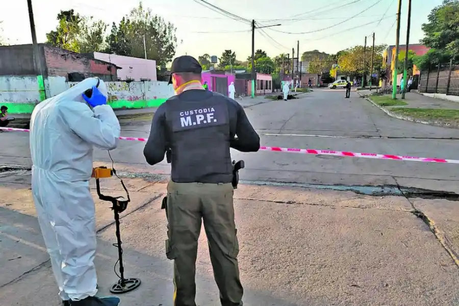 BUSCANDO EVIDENCIAS. Los peritos del ECIF utilizan un equipo que sirve para tomar medidas de manera digital.  