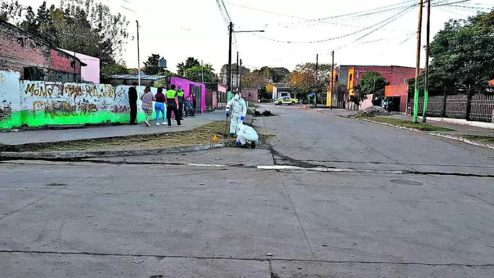 COMO SI NADA. Vecinos del barrio “Trula” caminan por la esquina donde fue asesinado un menor de edad y herido gravemente otro adolescente.  