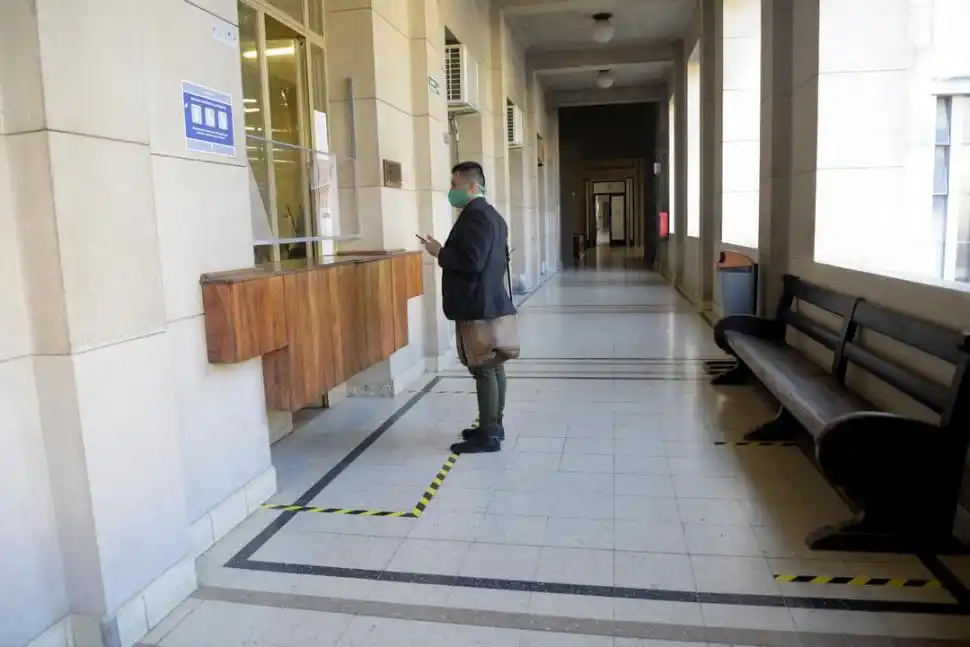 SOLEDAD. Un abogado espera para ser atendido. Los pisos fueron demarcados para que quienes asistan respetan el distanciamiento. 