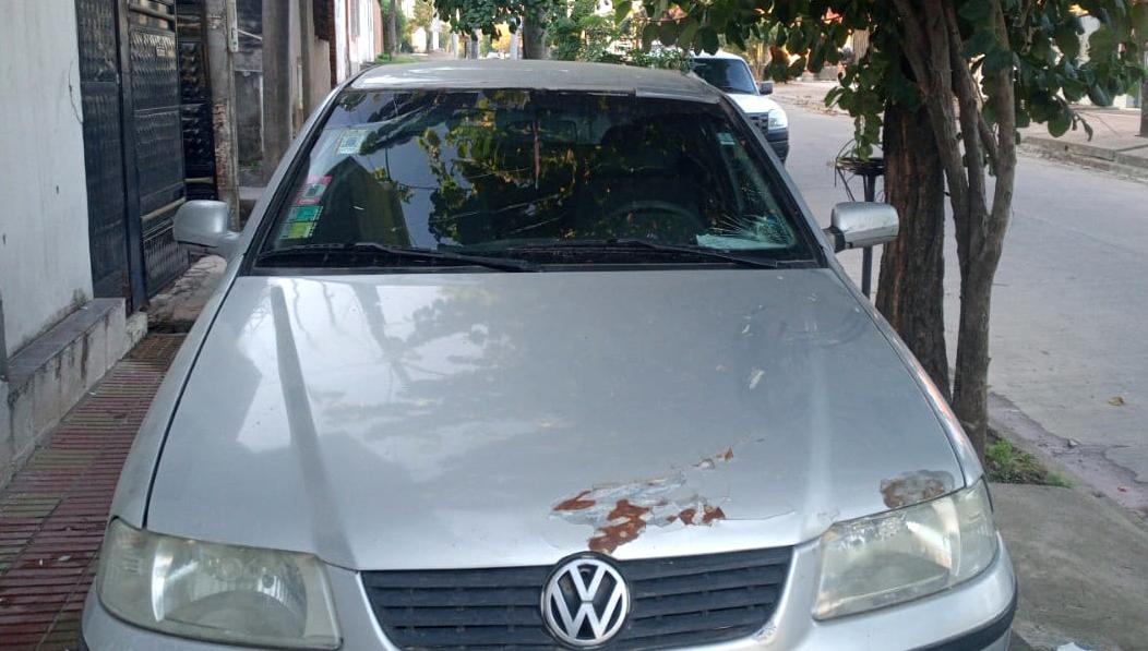 DAÑADO. El auto de un empleado de la firma recolectora de residuos terinó con el parabrisas roto, producto de pedradas.