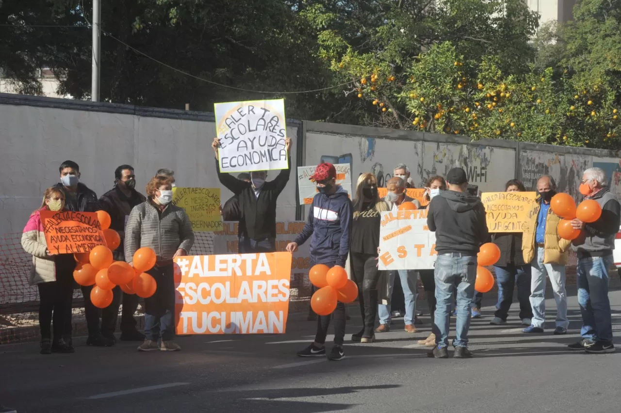 ESCOLARES. Con pancartas, reclamaron frente a la Casa de Gobierno. FOTO: LA GACETA / ANTONIO FERRONI