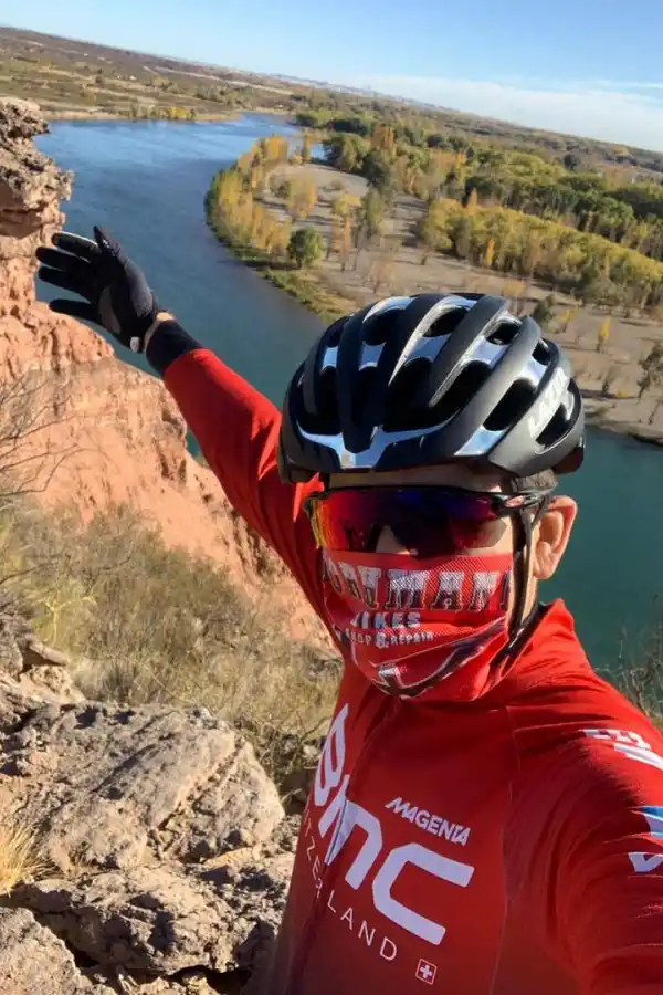 BIKERS. Germán Dorhmann, en Neuquén.