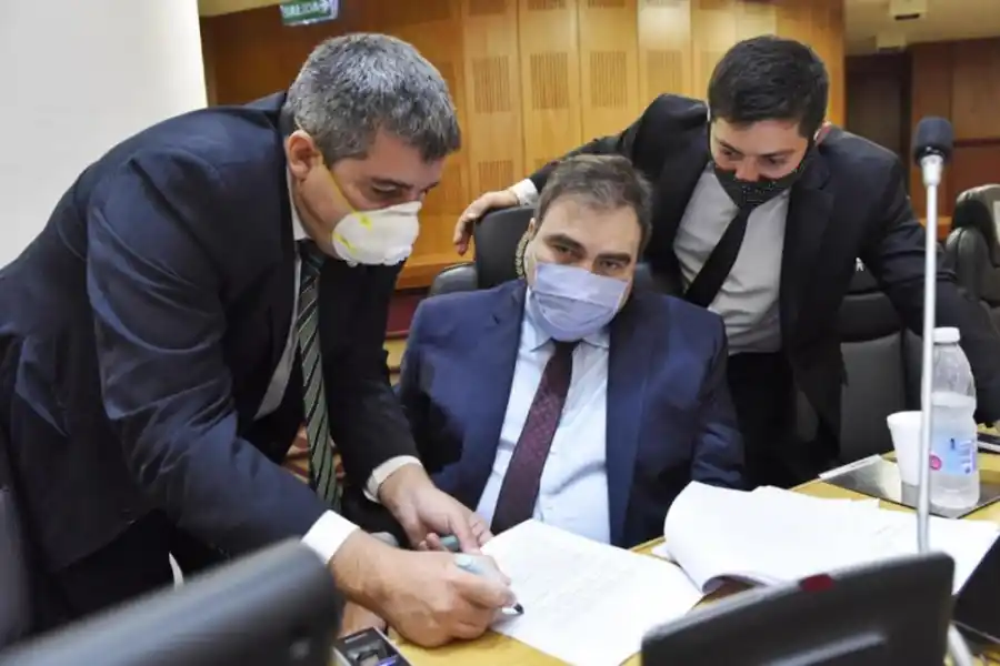 EN EL RECINTO. Morof (centro) se cruzó con su par, Vargas Aignasse, por las reformas del proyecto oficialista.  