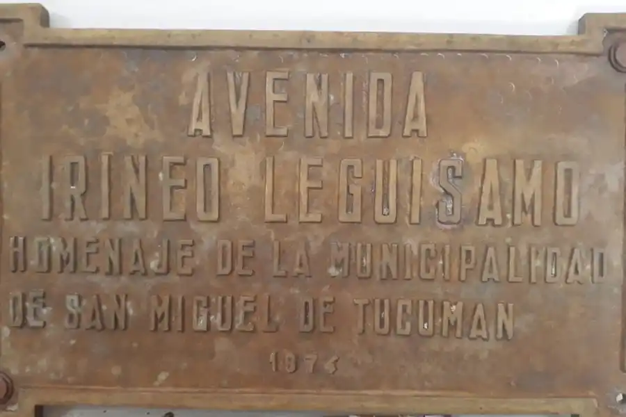 GRAN ATRACCIÓN.  La placa de la avenida que lleva su nombre.