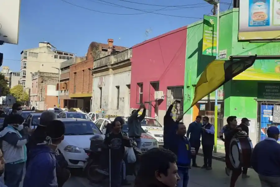 PROTESTA. Taxistas reclamaron hoy. Foto: LG WhatsApp.